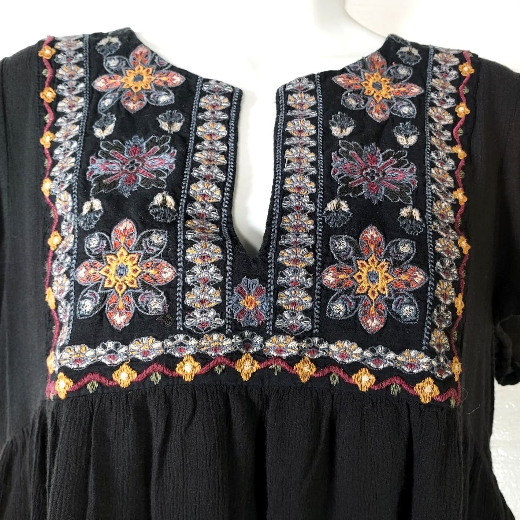 American Eagle Outfitters American Eagle Outfitters Blouse Womens Size S Floral Embroidered Short Sleeve Boho Shirt Size S / US 4 / IT 40 - 2 Thumbnail