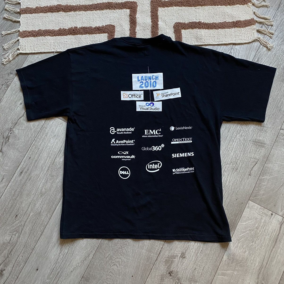 Microsoft AMAZING MICROSOFT BIG LOGO LAUNCH 2010 T SHIRT Size US XL / EU 56 / 4 - 2 Thumbnail