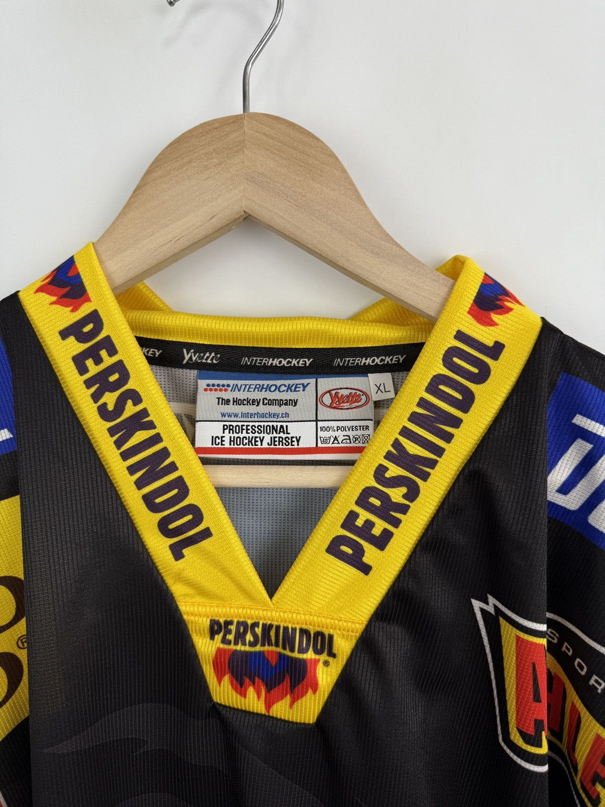 NHL 🇨🇭 2011 SC Bern Switzerland Hockey Jersey Team Signed Peugeot Size US XL / EU 56 / 4 - 9 Thumbnail
