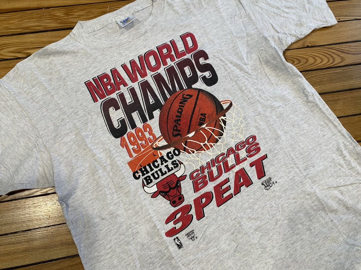 NBA × Starter 1993 Chicago bulls 3peat vintage Tshirt Xl Size US XL / EU 56 / 4 - 2 Thumbnail
