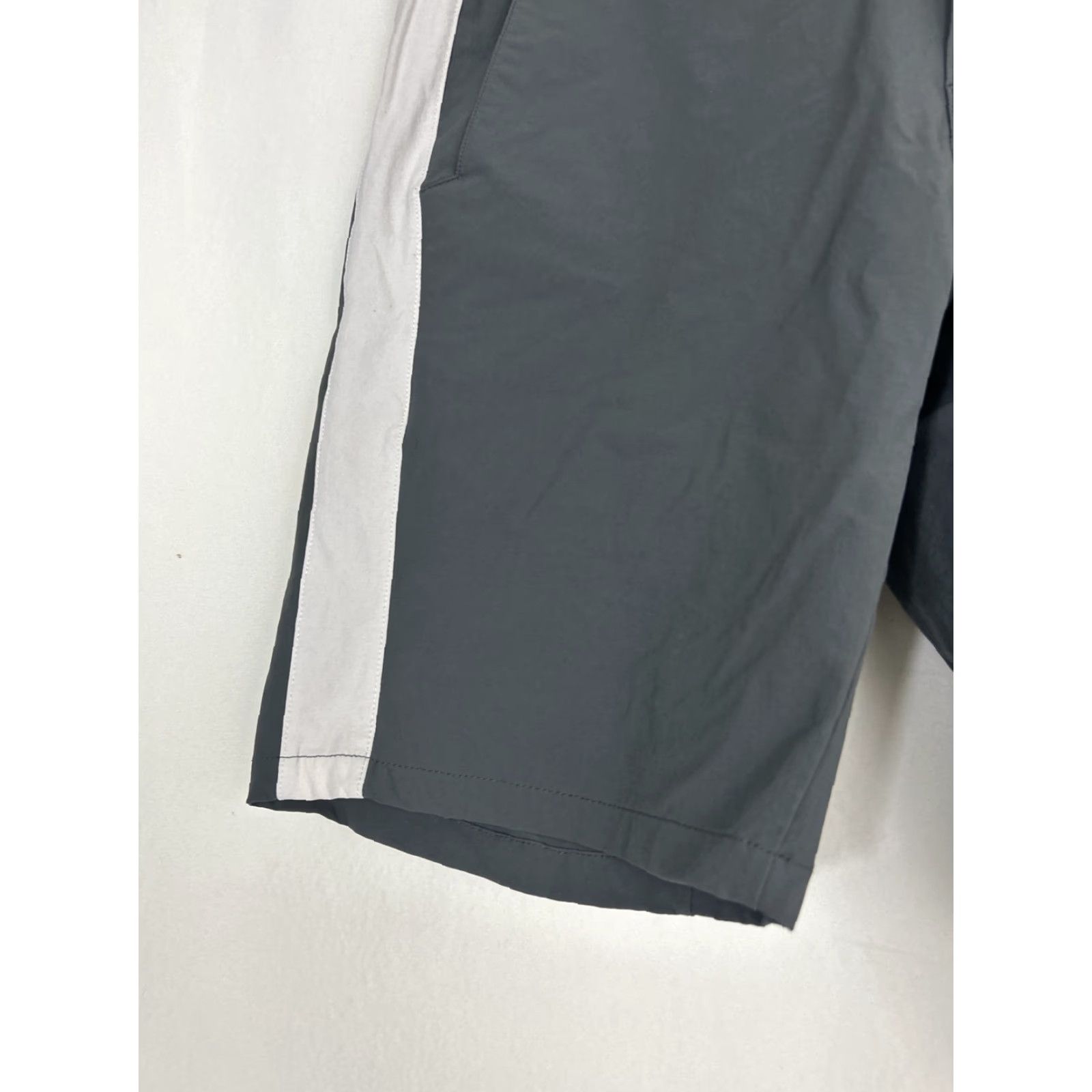 Oakley Oakley Mens Activewear Shorts Gray White Striped Regular 32x9.5 Size 32 Athletic Sports Mens Regular fit Size US 32 / EU 48 - 2 Thumbnail