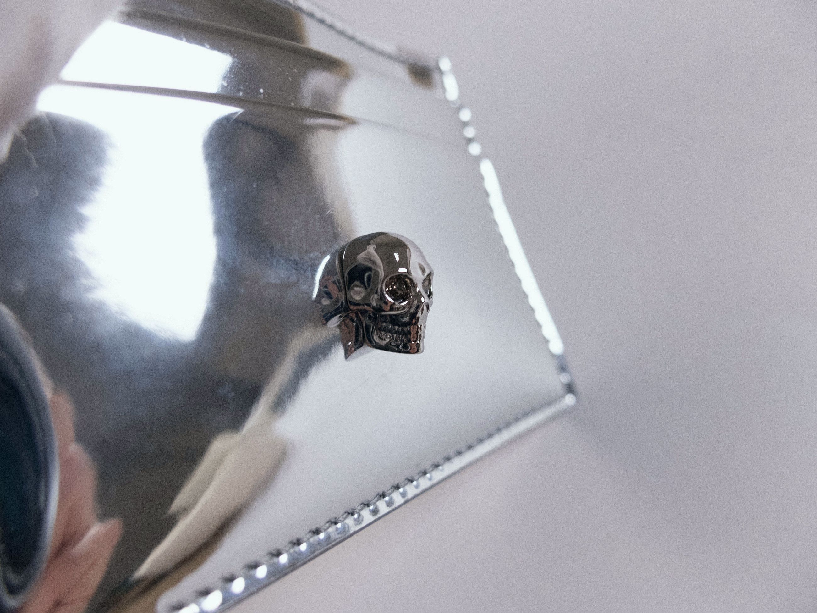 Alexander McQueen ALEXANDER MCQUEEN Skull reflective silver card holder q Size ONE SIZE - 5 Thumbnail