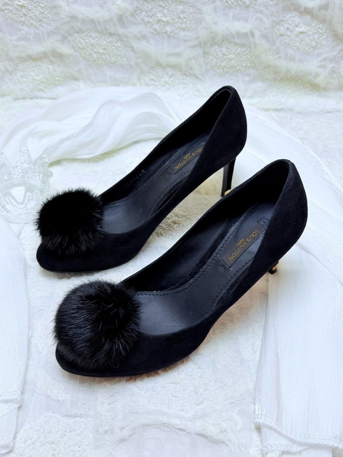 Louis Vuitton Louis Vuitton Suede Lowtop Sneakers us_5-5 Women Size US 5.5 / IT 35.5 - 1 Thumbnail