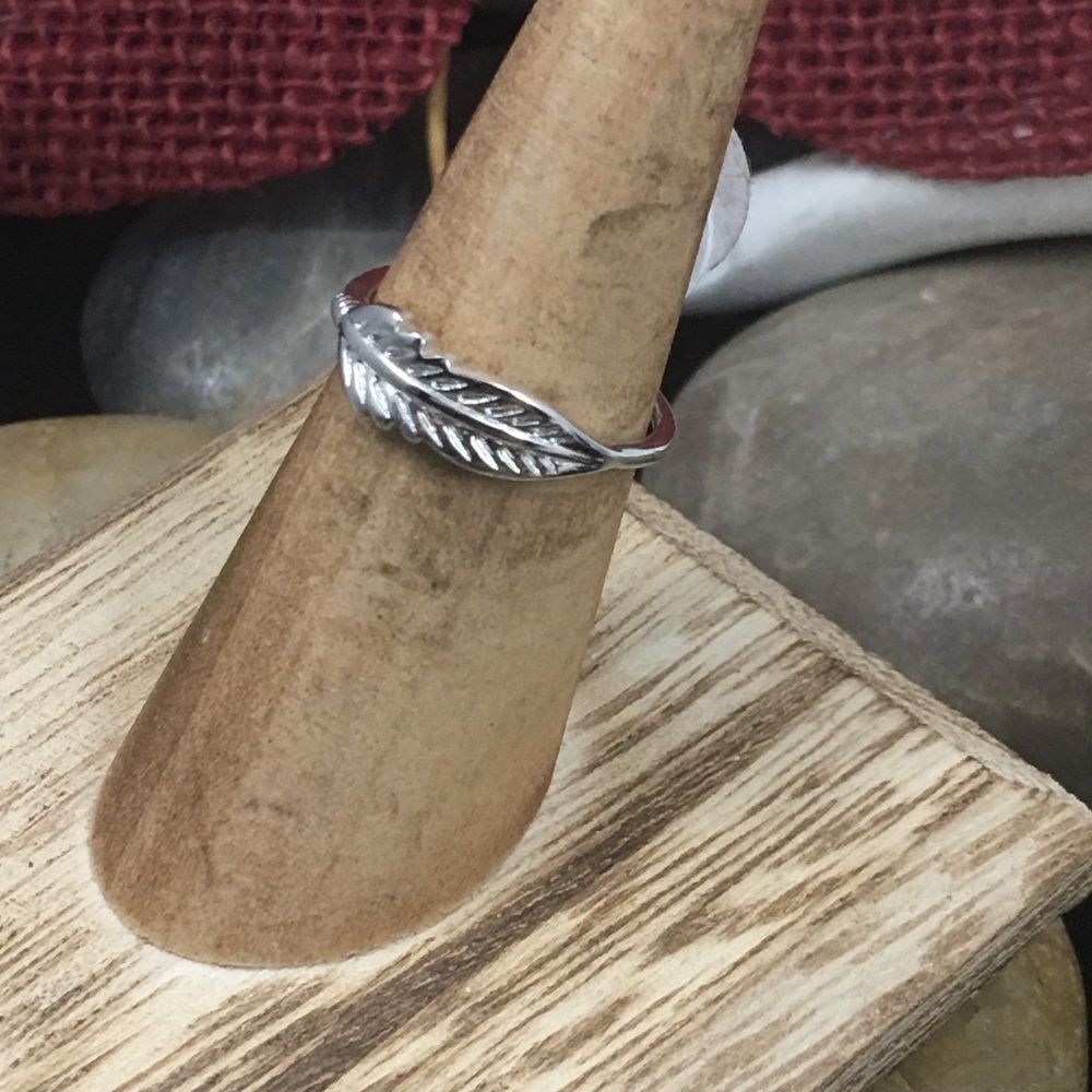 The Unbranded Brand Sterling Silver Leaf Ring Size 7 Size ONE SIZE - 5 Thumbnail