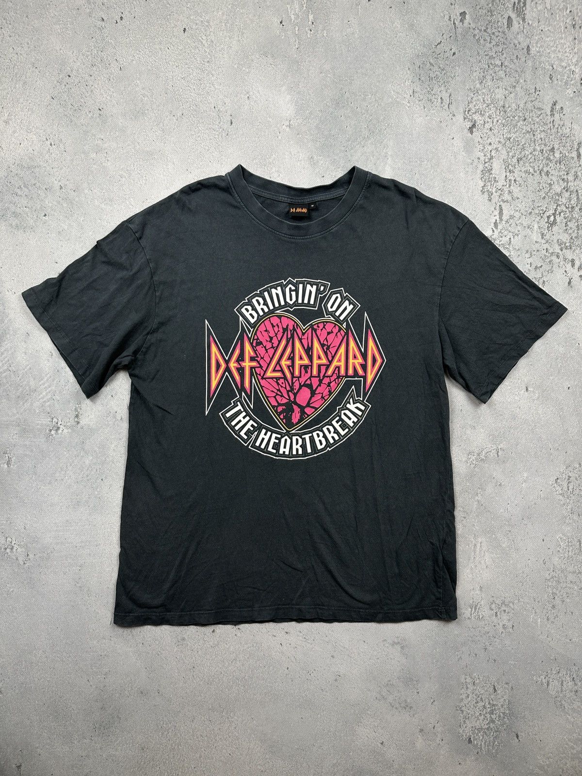 Band Tees Def Leppard "Bringin’ On the Heartbreak" Graphic Tee 2021 Size US M / EU 48-50 / 2 - 1 Thumbnail