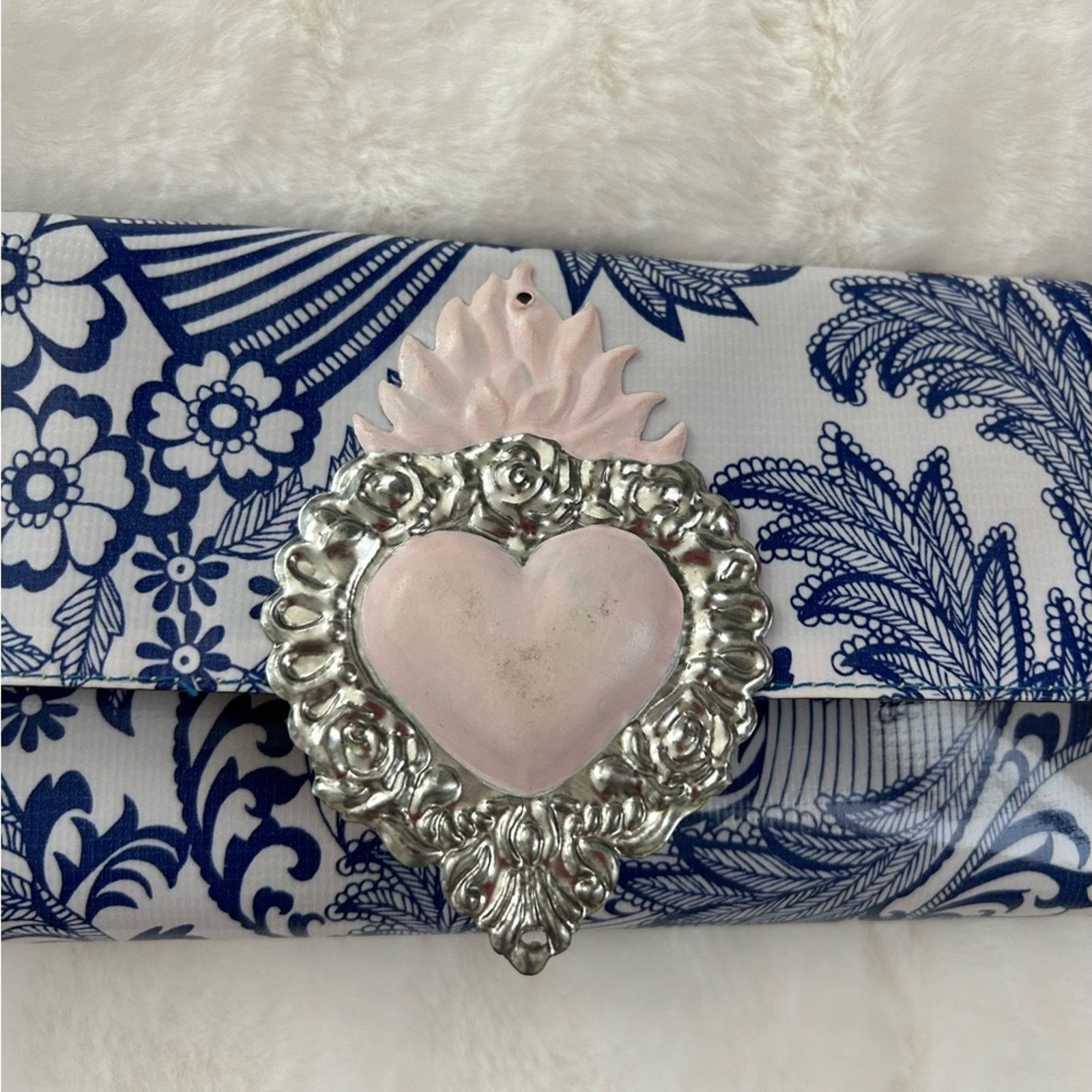 & Other Stories Women’s blue and white vinyl clutch with pink tin heart Size ONE SIZE - 10 Thumbnail