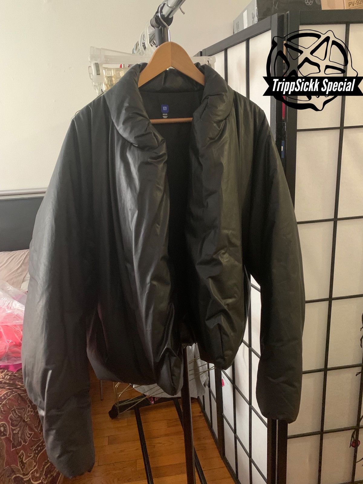 yeezy gap black round jacket