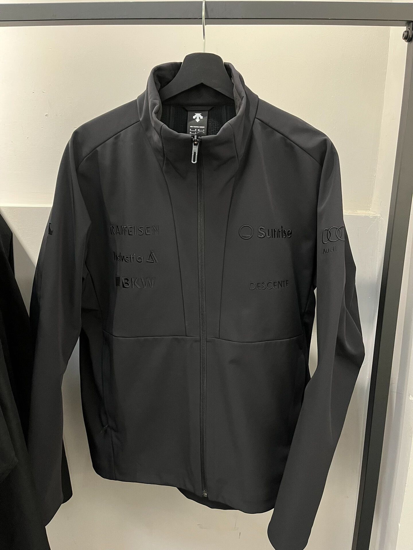 Descente Descente Light Jacket xl Men Size US XL / EU 56 / 4 - 1 Thumbnail