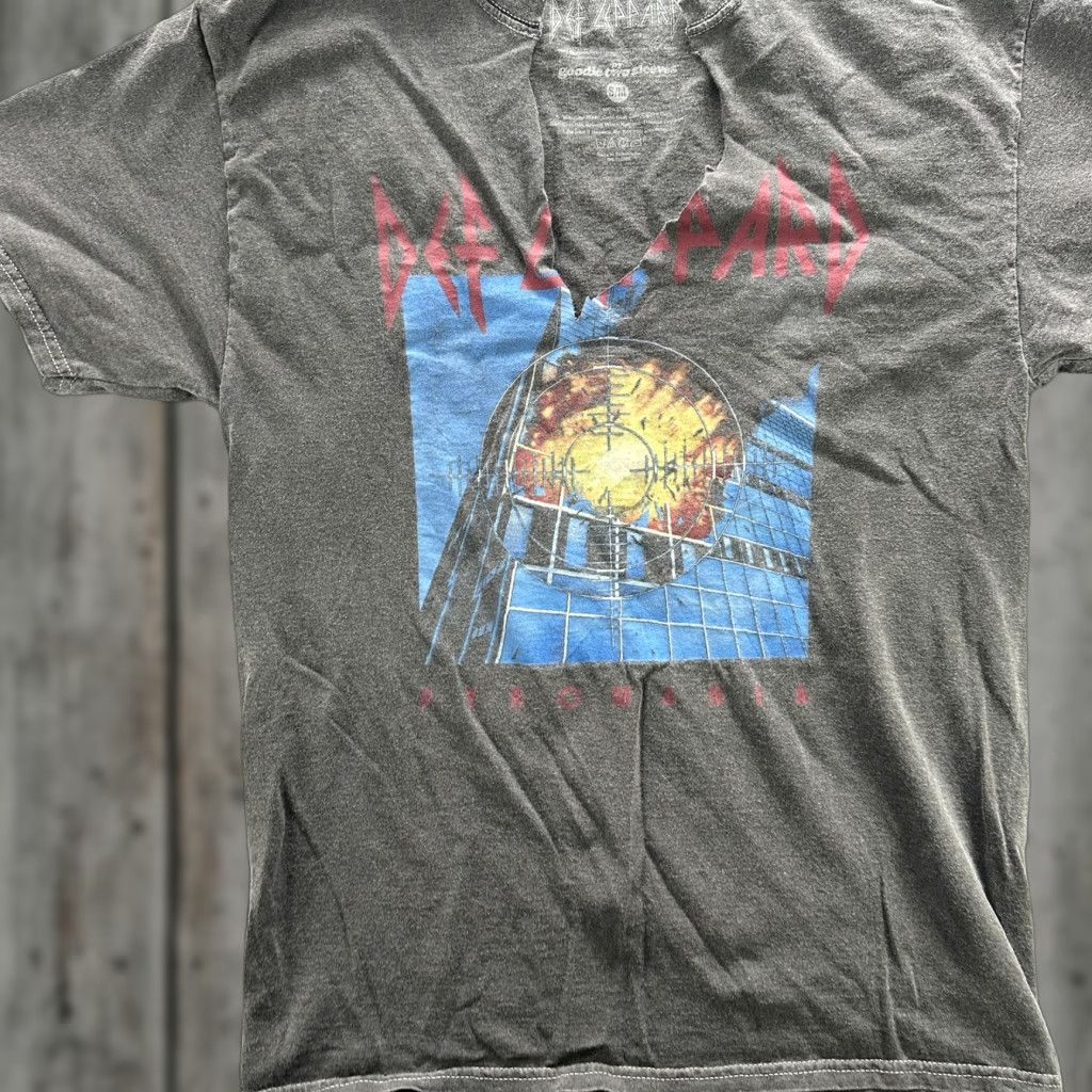 Vintage VINTAGE Def Leppard Shirt Mens Small Black Pyromania Band Tee Distressed Rock Music Size US S / EU 44-46 / 1 - 1 Thumbnail
