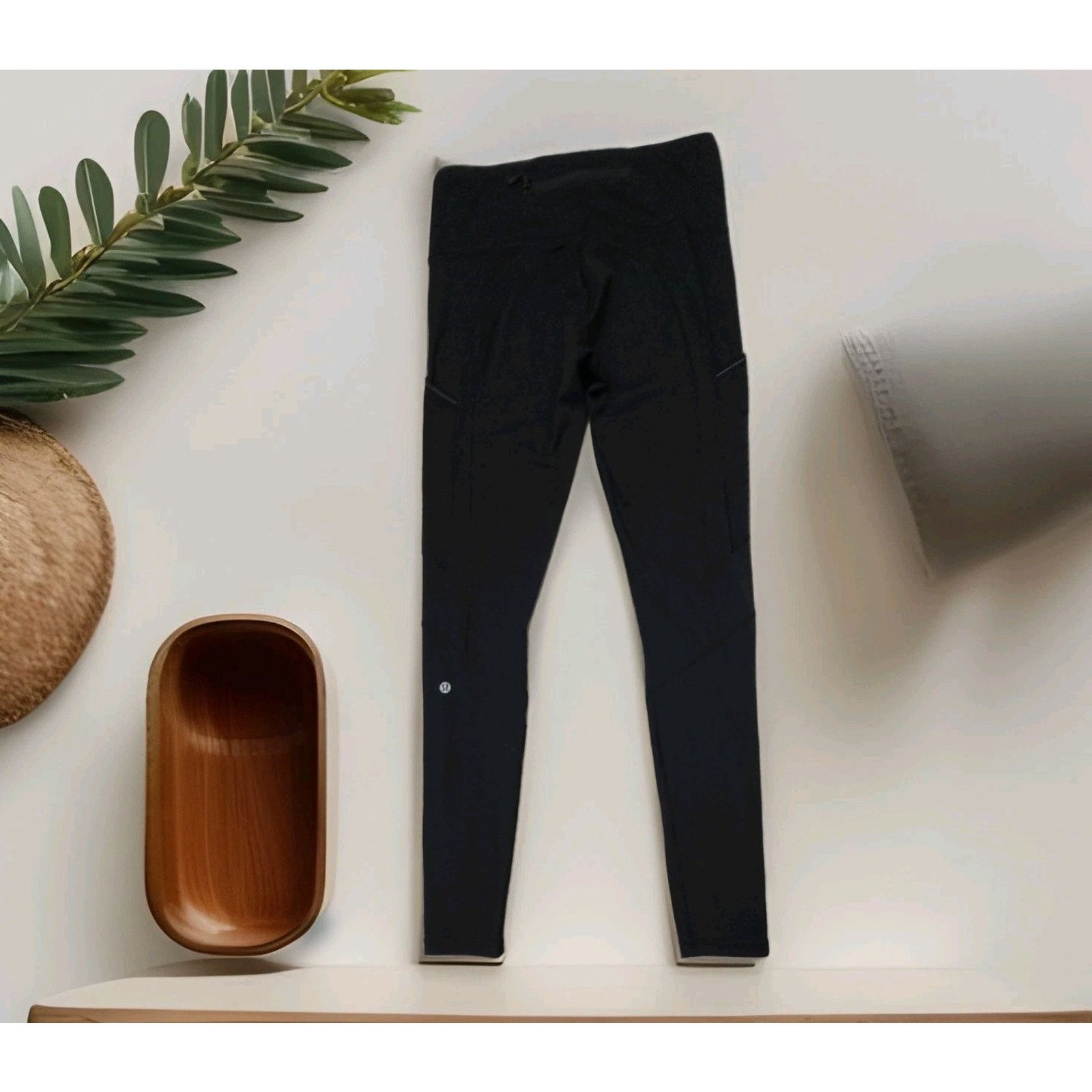 Lululemon Lululemon Invigorate High-Rise Logo Back Zip Legging Size 26 Size 28" / US 6 / IT 42 - 6 Thumbnail