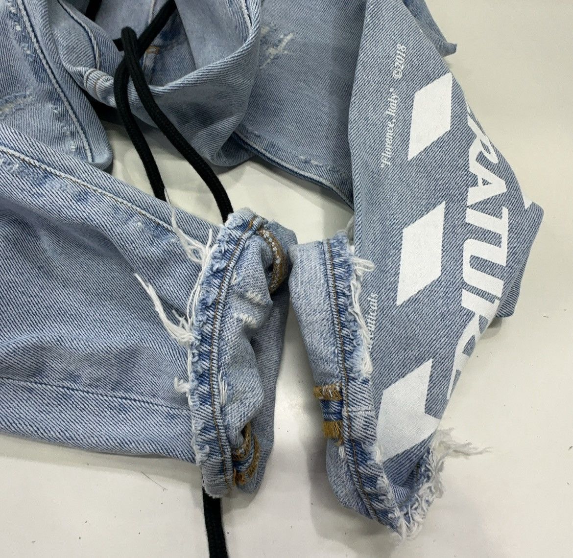 Off-White Off-White blue letter print denim pants Size US 29 - 8 Thumbnail