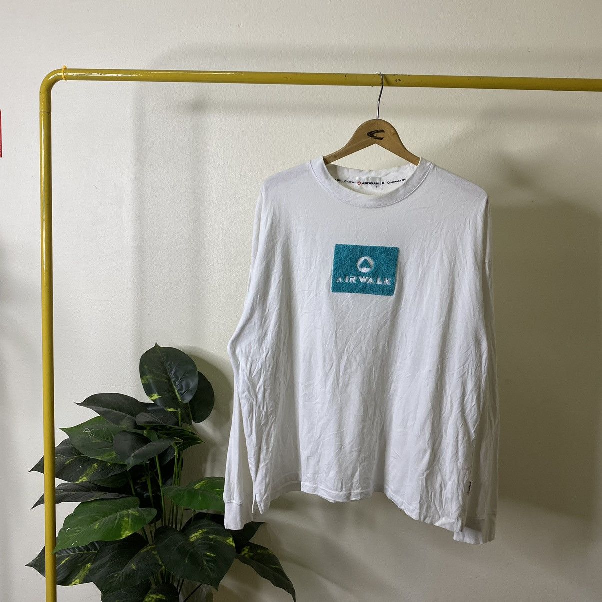 Airwalk Vintage Y2K Airwalk Carpet Logo Boxy LS Skater T Shirt Size US M / EU 48-50 / 2 - 1 Thumbnail