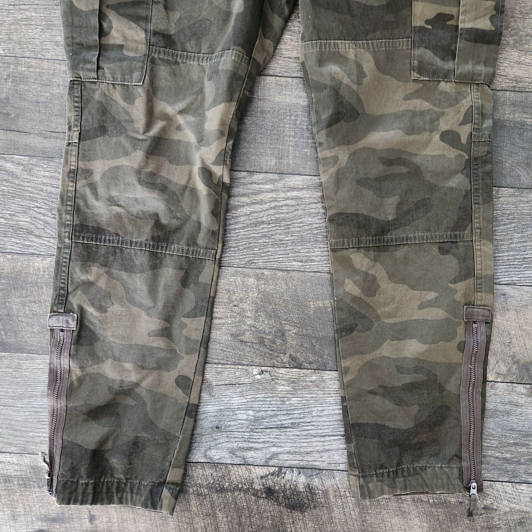 AMO VINTAGE Abercrombie & Fitch Paratrooper Camo Cargo Pants Rip Stop Zip Leg Men 34x32 Size US 34 / EU 50 - 2 Thumbnail