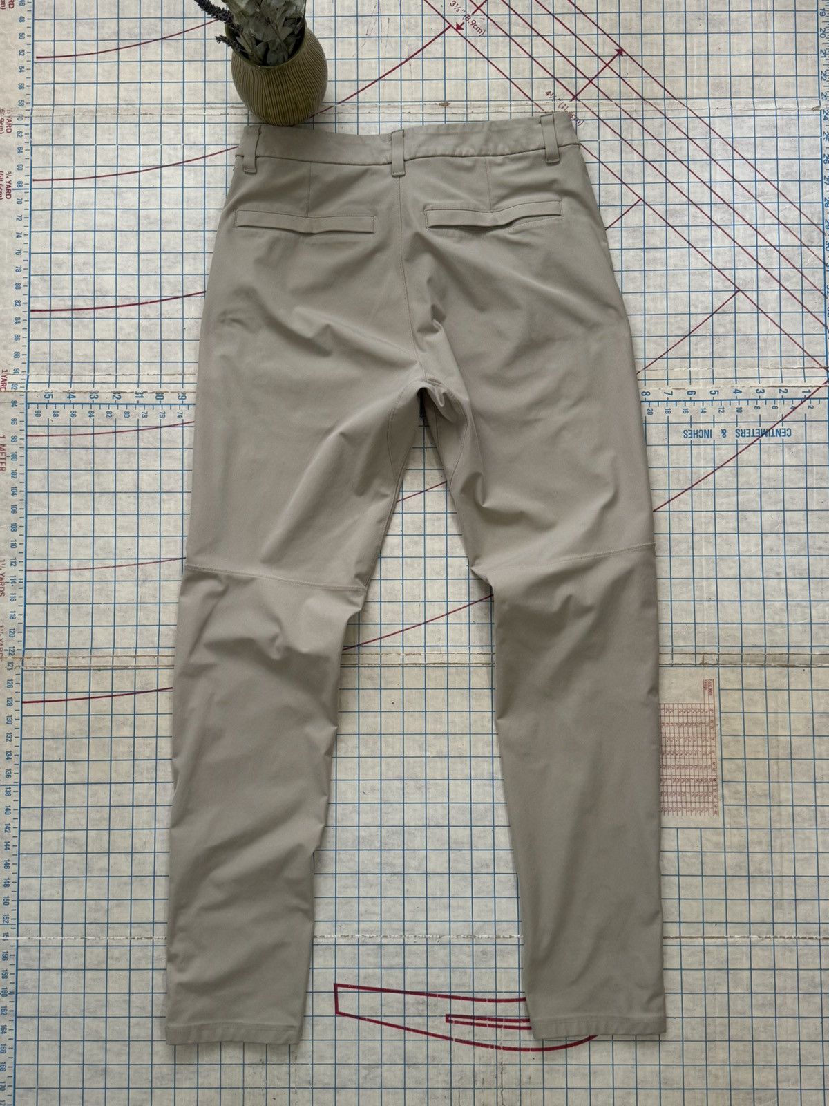 Lululemon Lululemon Commission Casual Pants Size 31 Light Tan Khaki Size US 31 - 7 Thumbnail