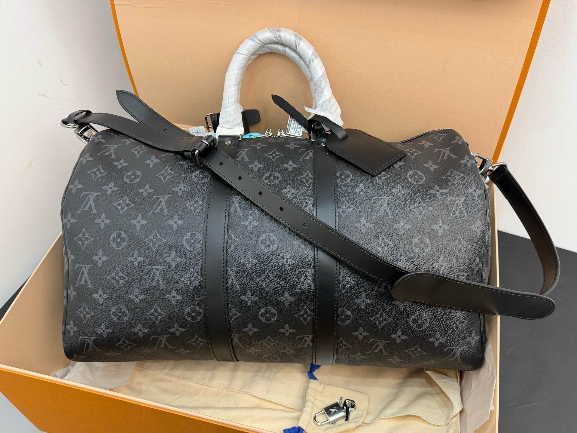 Louis Vuitton Louis Vuitton Keepall 45 Black Monogram Size ONE SIZE - 1 Thumbnail