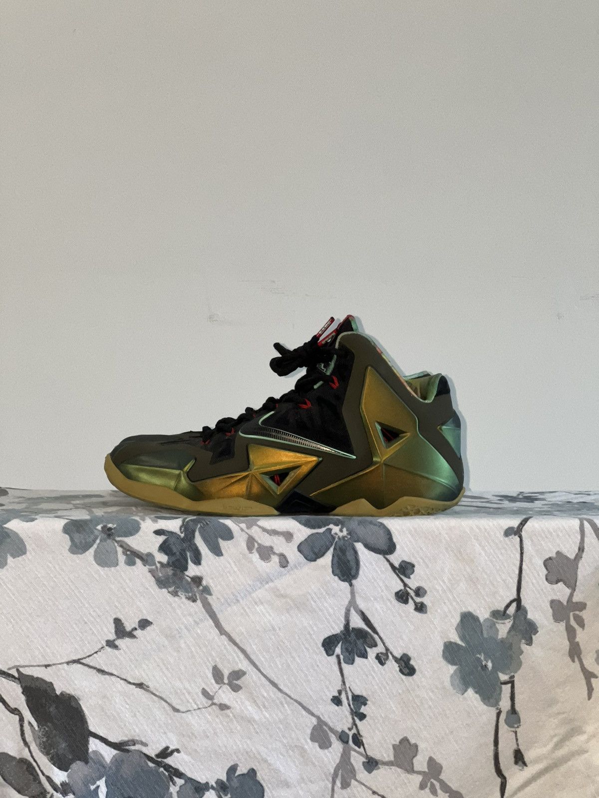 Nike Nike Lebron James 11 King’s Pride Size US 9.5 / EU 42-43 - 3 Thumbnail