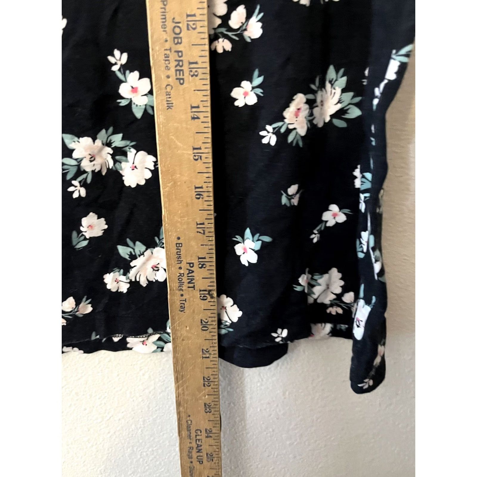 Croft & Barrow Croft & Barrow Women's Tank Black Floral The Classic Tank PL Petites Sleeveless Round Neck T-Shirt Top Casual Shirt Clothing Size L / US 10 / IT 46 - 4 Thumbnail