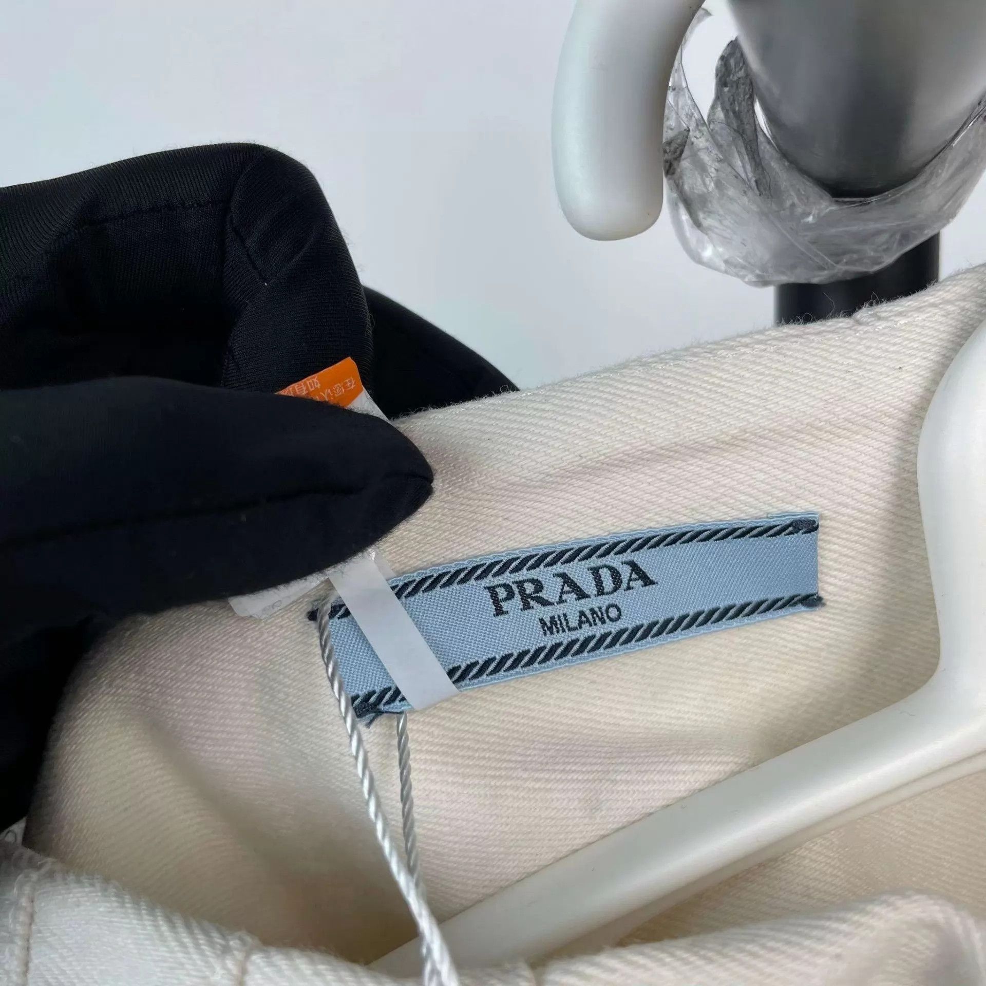 Prada Prada 95 New Triangle Logo Pantskirt Size 27" / US 4 / IT 40 - 4 Thumbnail