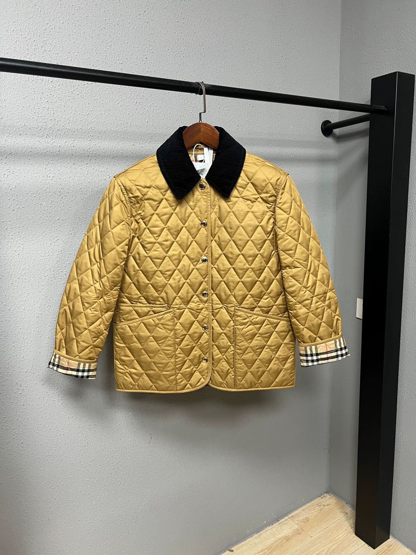 Burberry burberry tan check quilted cotton jacket Size S / US 4 / IT 40 - 1 Thumbnail