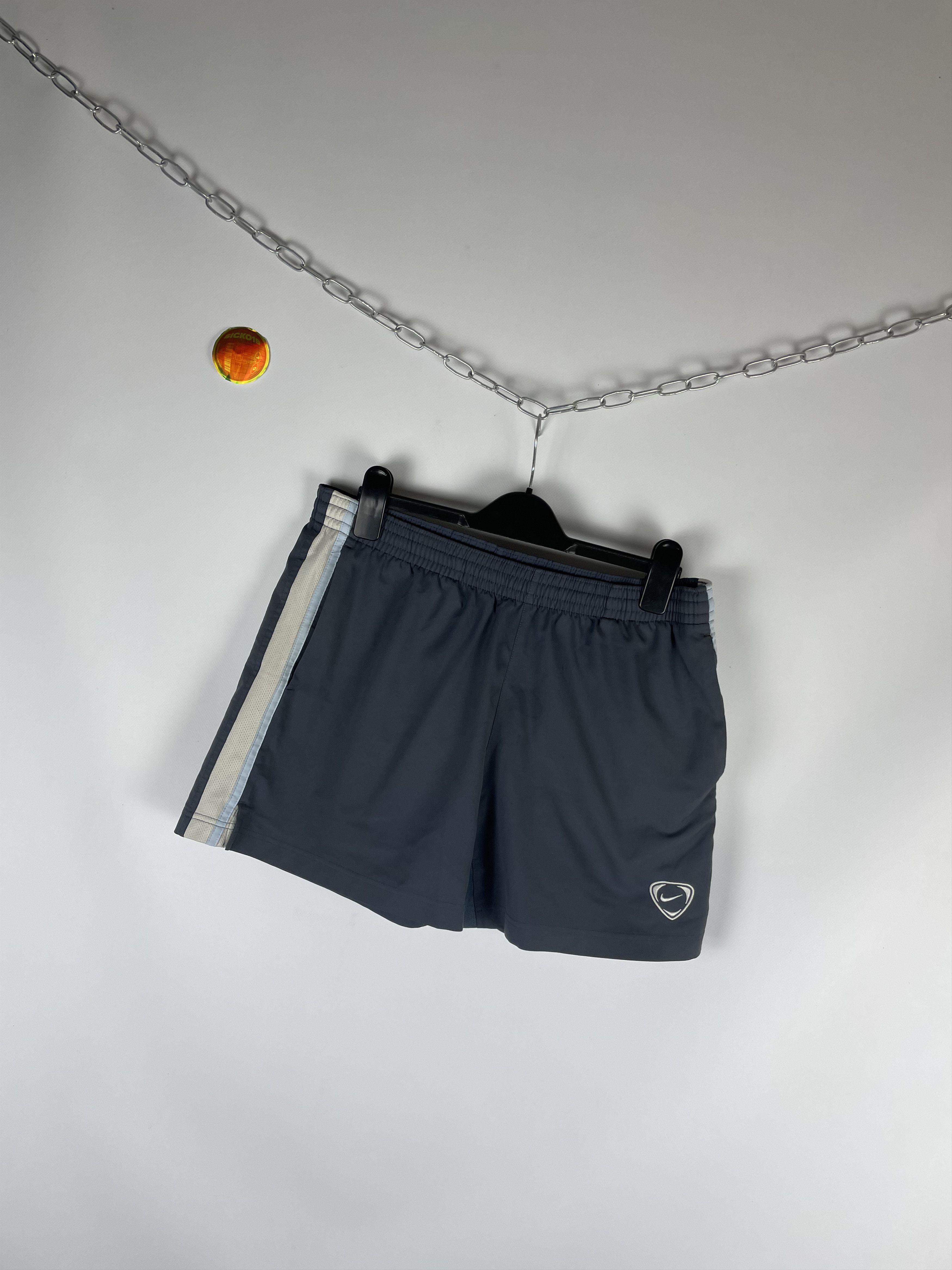 Nike Vintage Nike Shorts Y2k Size US 29 - 2 Thumbnail