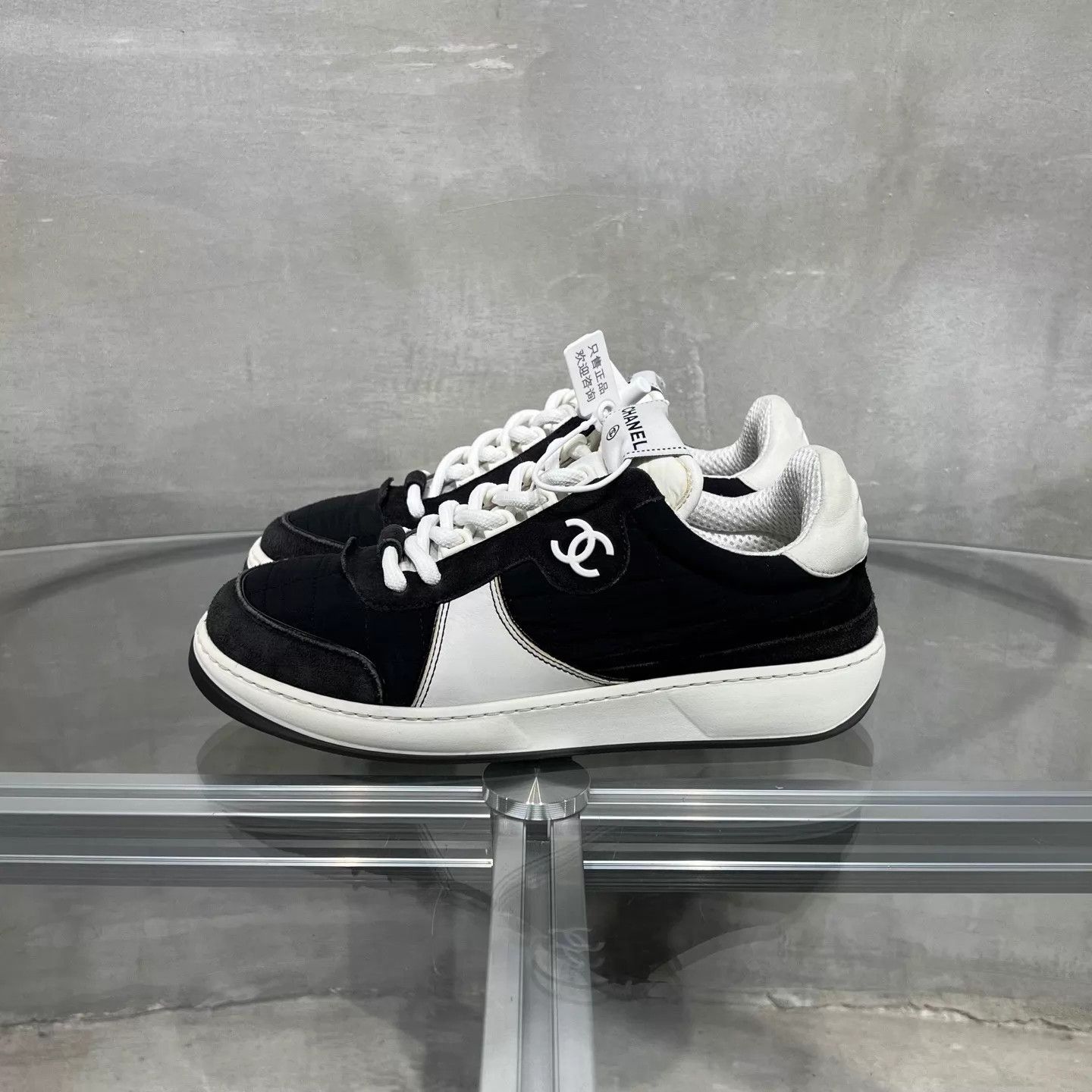 Chanel CHANEL CC Leather Low-Top Sneaker B&W Size 38 Size US 7.5 / IT 37.5 - 3 Thumbnail