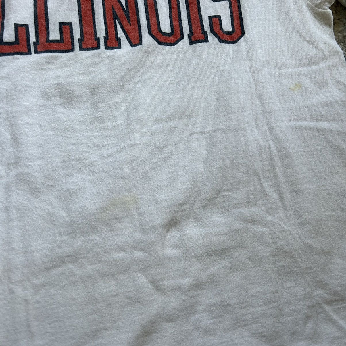 Jansport × NCAA × Vintage HiGH NECK HEAVYWEiGHT FiGHTiNG iLLiNi L/S TEE OFF WHiTE Size US S / EU 44-46 / 1 - 10 Thumbnail