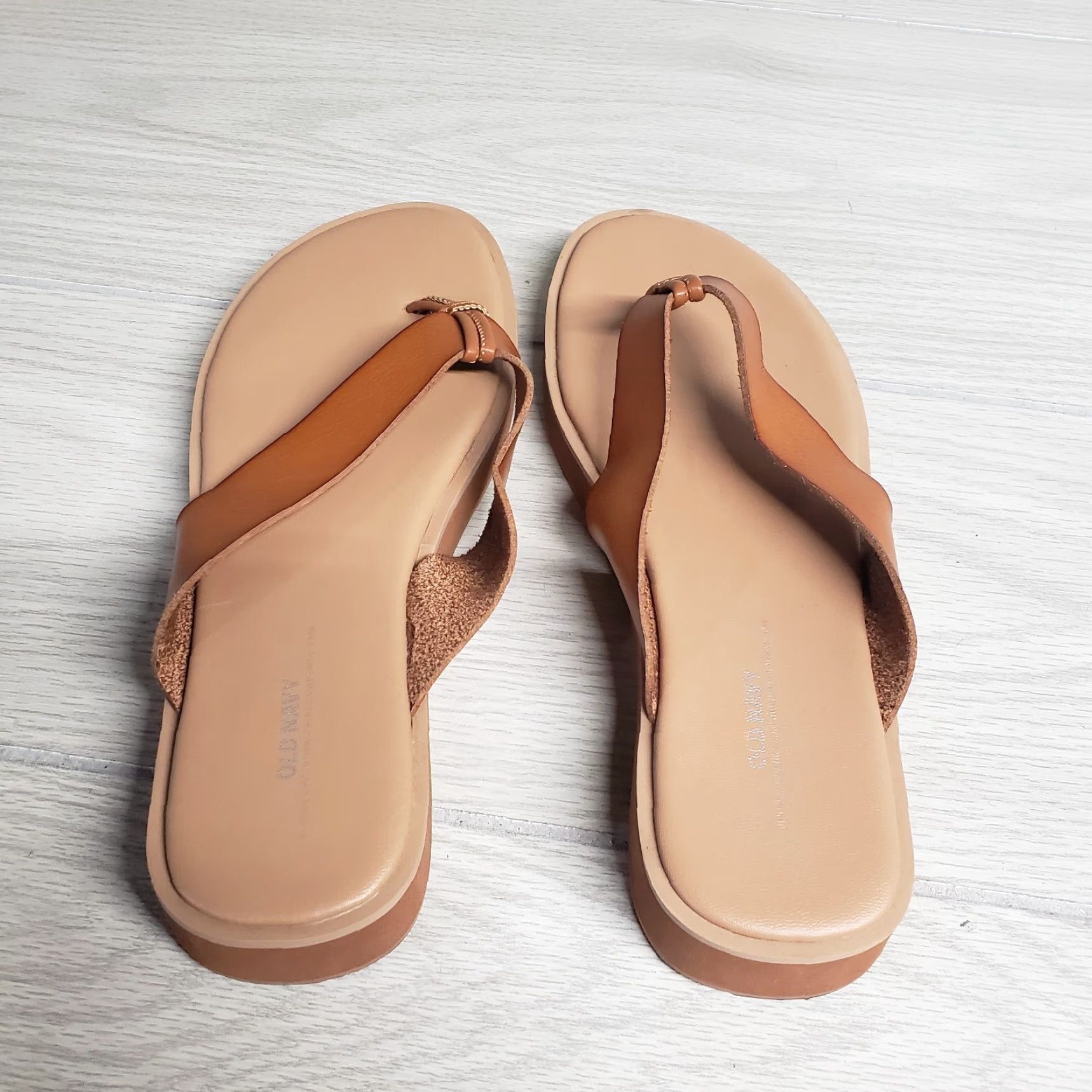 Old Navy Old Navy Sandal Women 7 Brown Faux Leather Slip-On Thong Flat Casual Women Size US 7 / IT 37 - 4 Thumbnail
