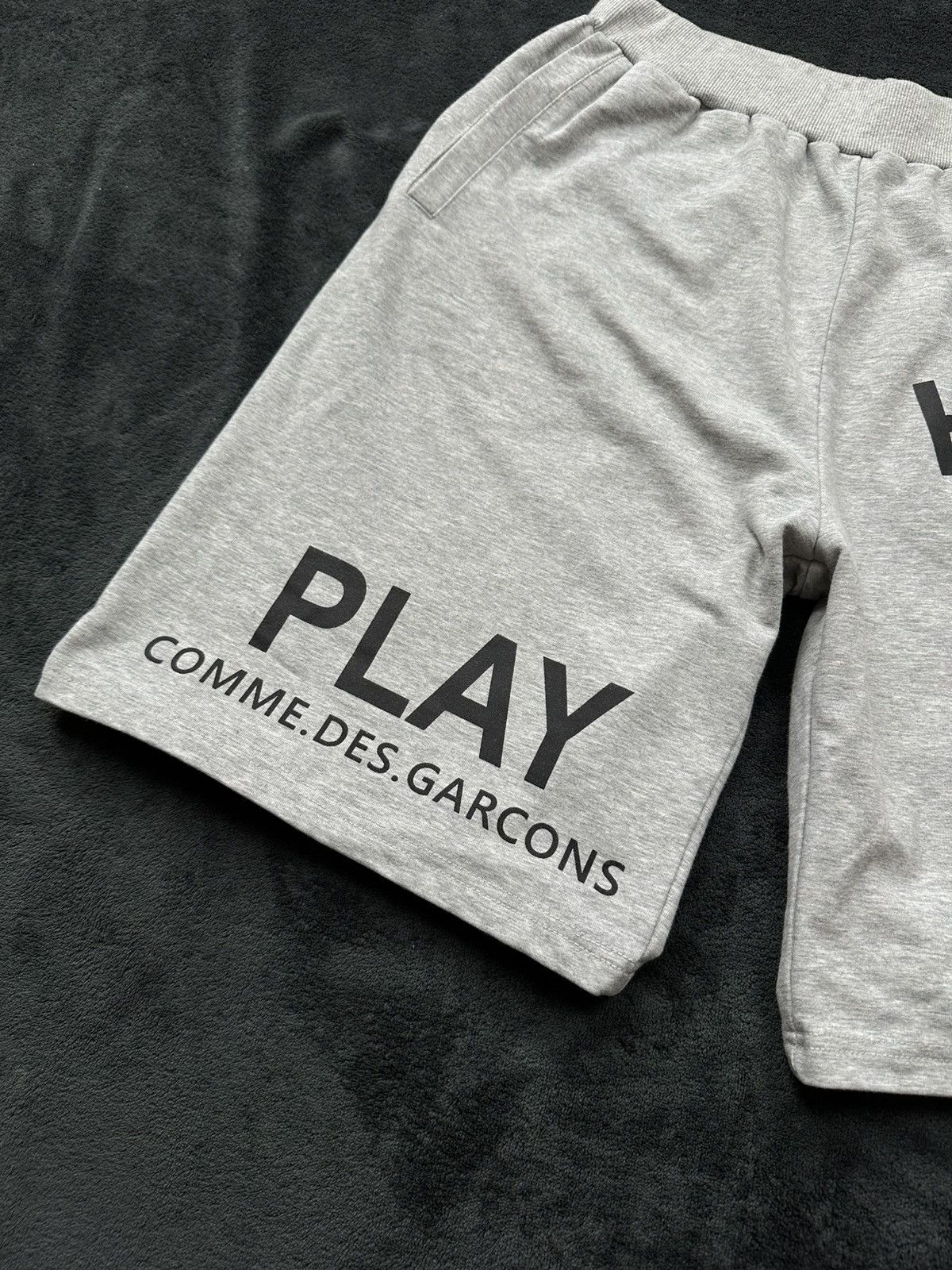 Comme des Garcons play comme des garcons holiday emoji shorts big logo rare Size US 34 / EU 50 - 6 Thumbnail