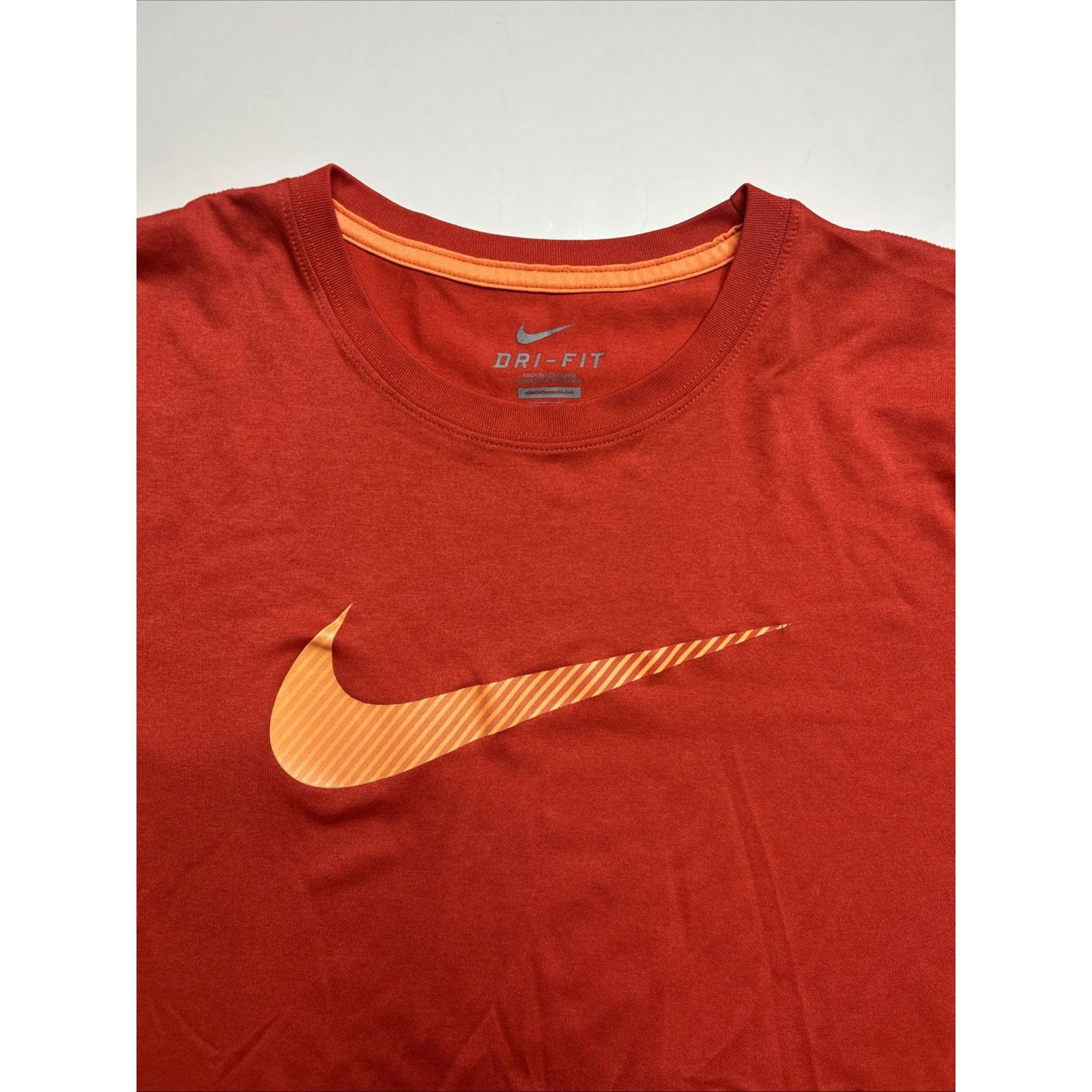 Nike Nike T-Shirt Red Dri-Fit Light Weight Activewear Men Size XL Size US XL / EU 56 / 4 - 5 Thumbnail