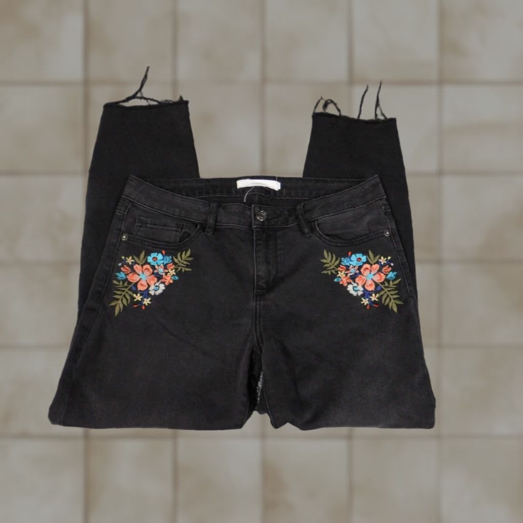 Vintage hidden Jeans Womens 31 black straight denim distressed embroidered floral 5-pocket Modern Designer Jeans Women Size 31 Black Regular Fit Size 24" / US 00 / IT 34 - 1 Thumbnail