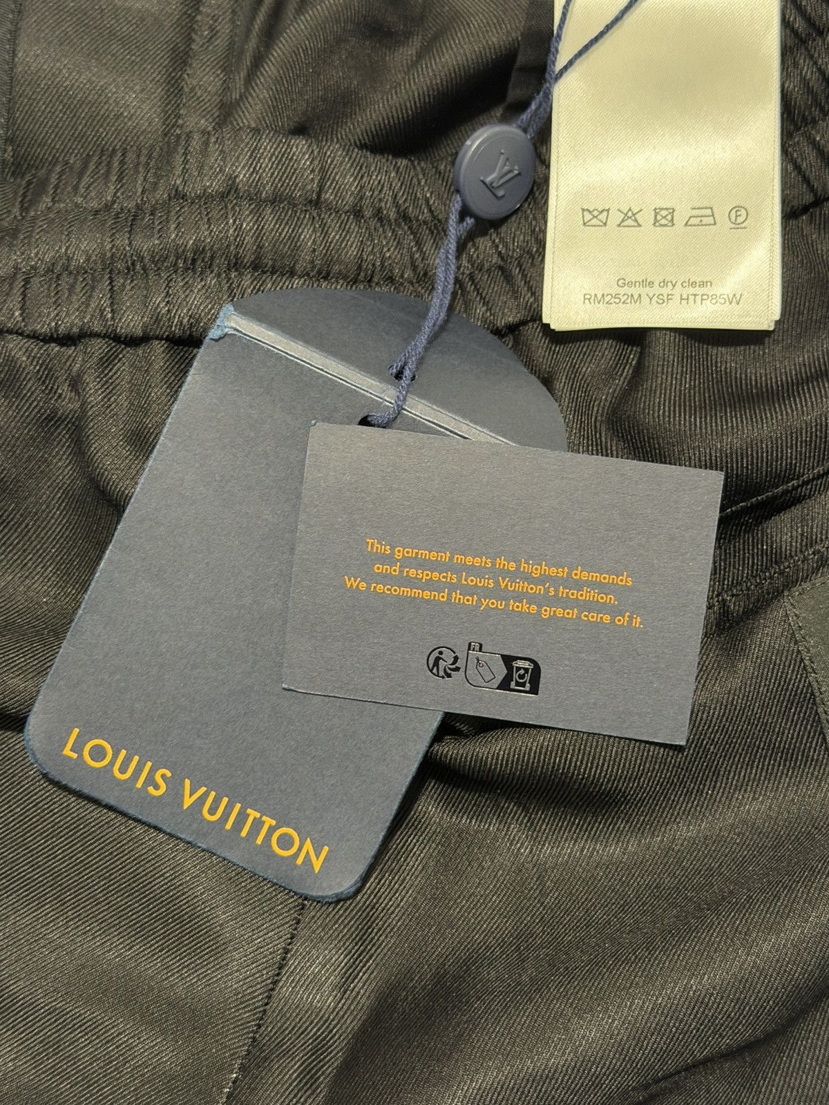 Louis Vuitton Printed Signature Silk Shorts Size US 32 / EU 48 - 8 Thumbnail