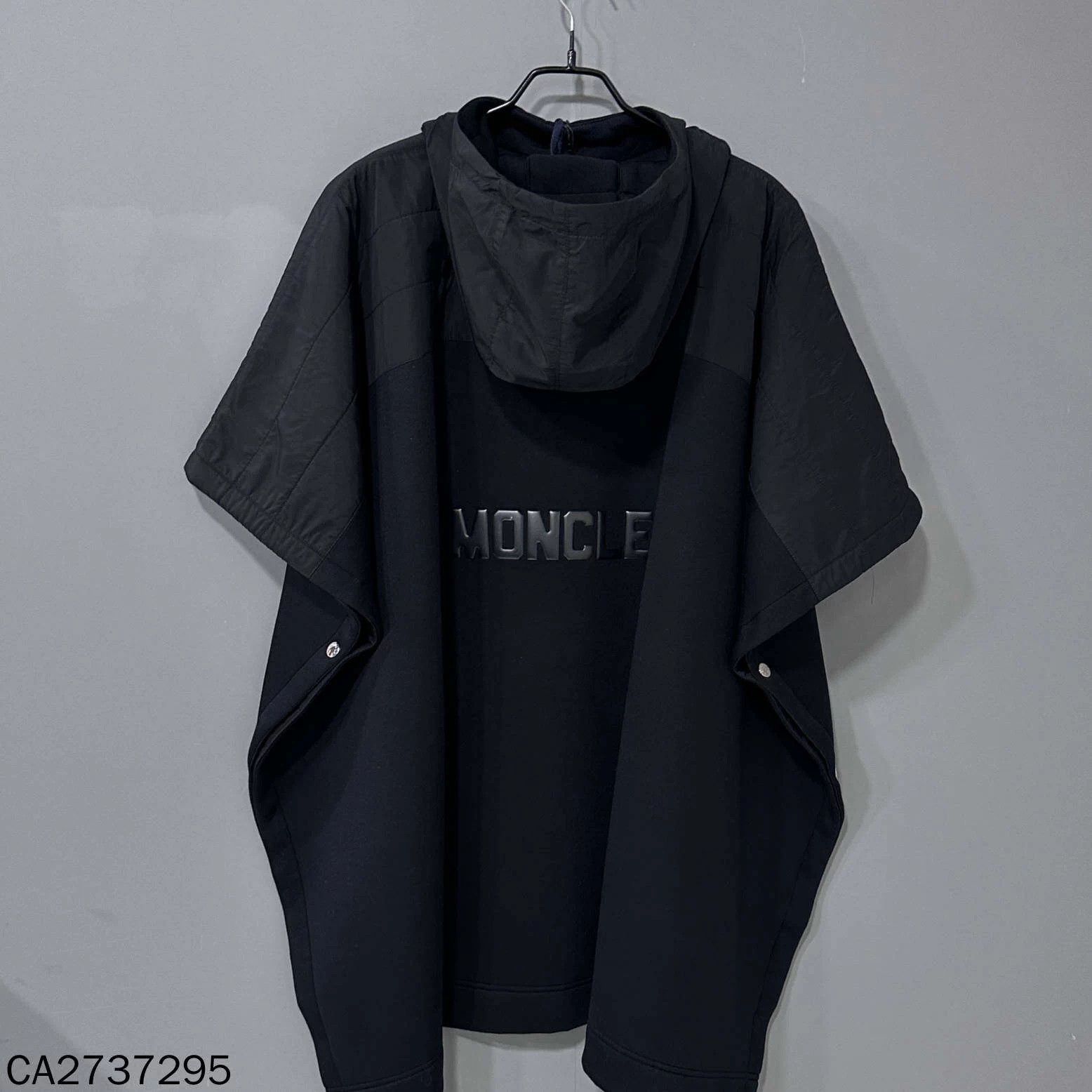 Moncler Moncler back logo anorak M Size M / US 6-8 / IT 42-44 - 3 Thumbnail
