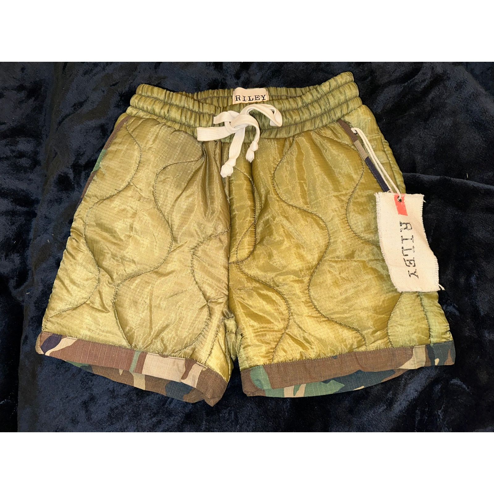 Other NWT RILEY VINTAGE QUILTED ARMY CAMO TRIM SHORTS XS Size 26" / US 2 / IT 38 - 1 Thumbnail
