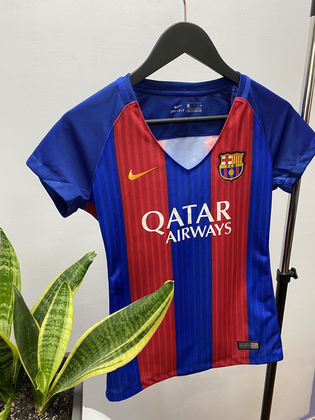Nike Women's FC BARCELONA NIKE 2016 2017 HOME FOOTBALL Size S / US 4 / IT 40 - 3 Thumbnail