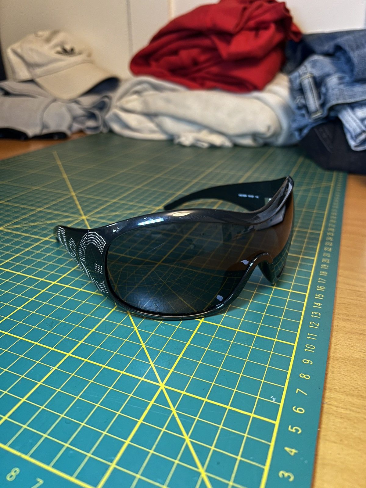 Dolce & Gabbana Vintage Dolce & Gabbana 8008 rhinestone logo ski sunglasses Size ONE SIZE - 22 Thumbnail