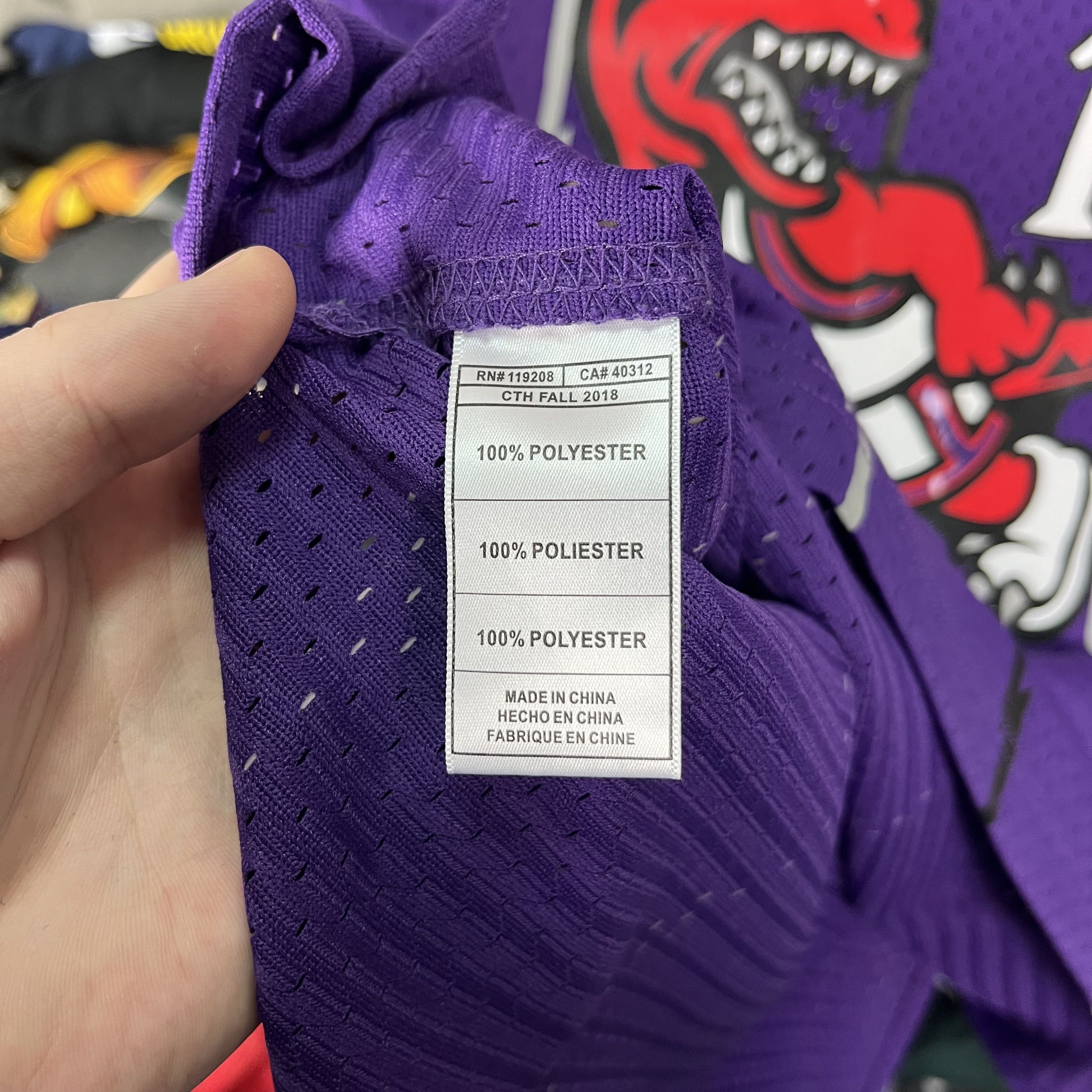 Mitchell & Ness 1998/99 MITCHELL NESS NBA TORONTO RAPTORS #15 CARTER JERSEY Size US M / EU 48-50 / 2 - 7 Thumbnail