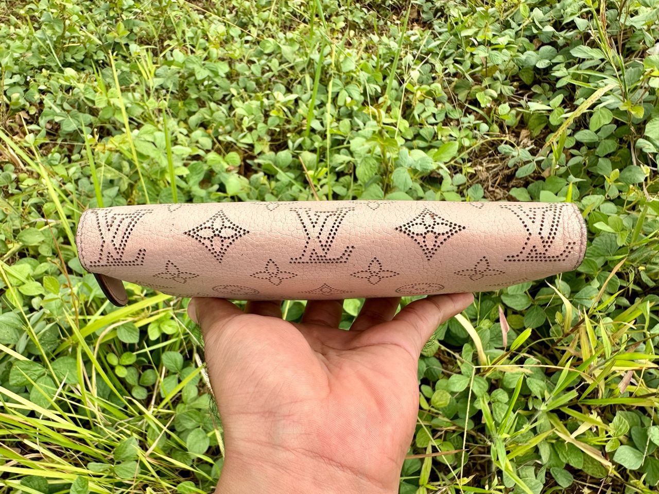 Louis Vuitton Authentic Louis Vuitton Monogram Mahina Magnolia Wallet Size ONE SIZE - 4 Thumbnail