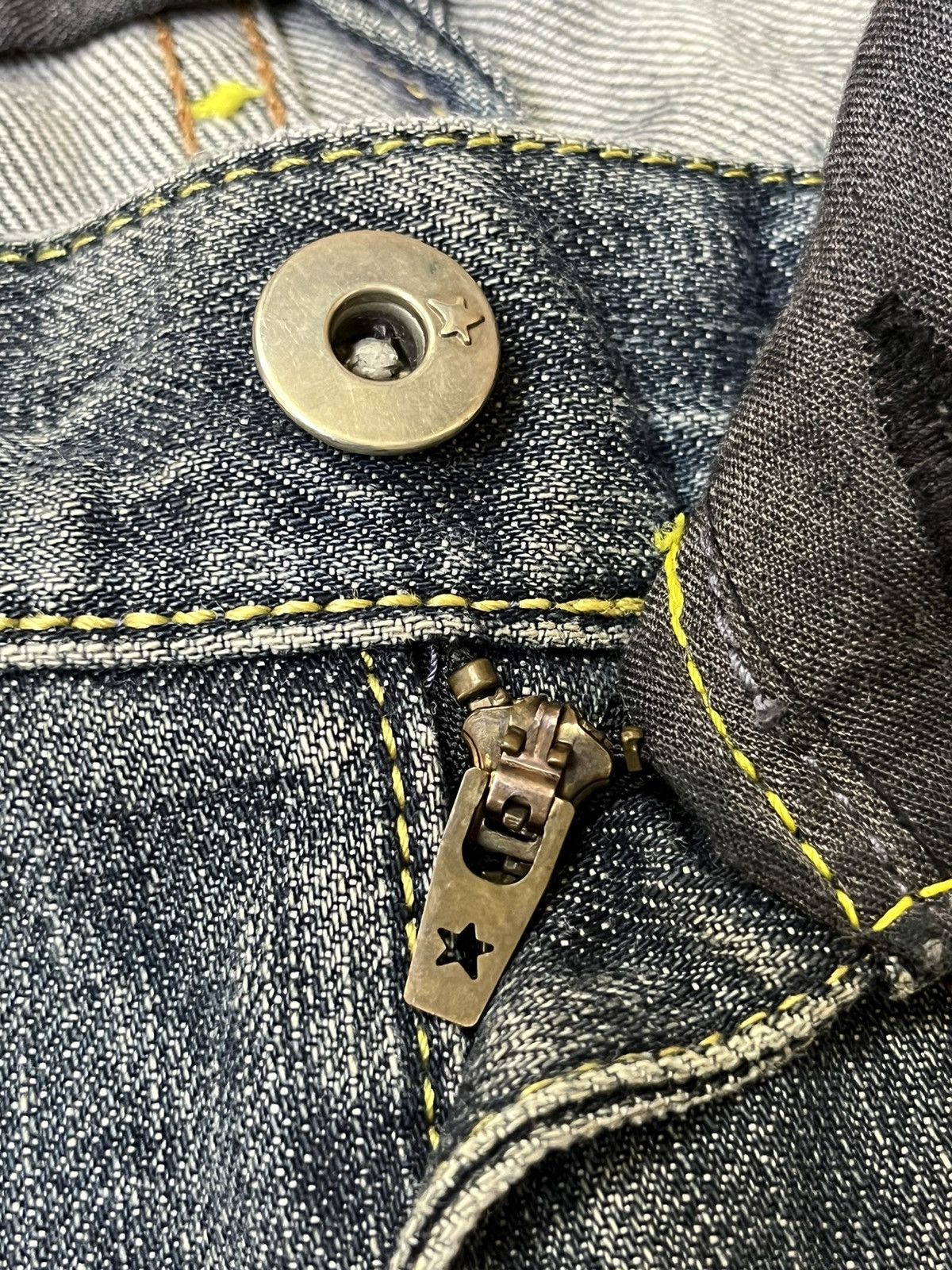 Levi's VINTAGE LEVI’S BLACK STAR CUSTOM STUD DISTRESSED DENIM Size US 33 - 17 Thumbnail