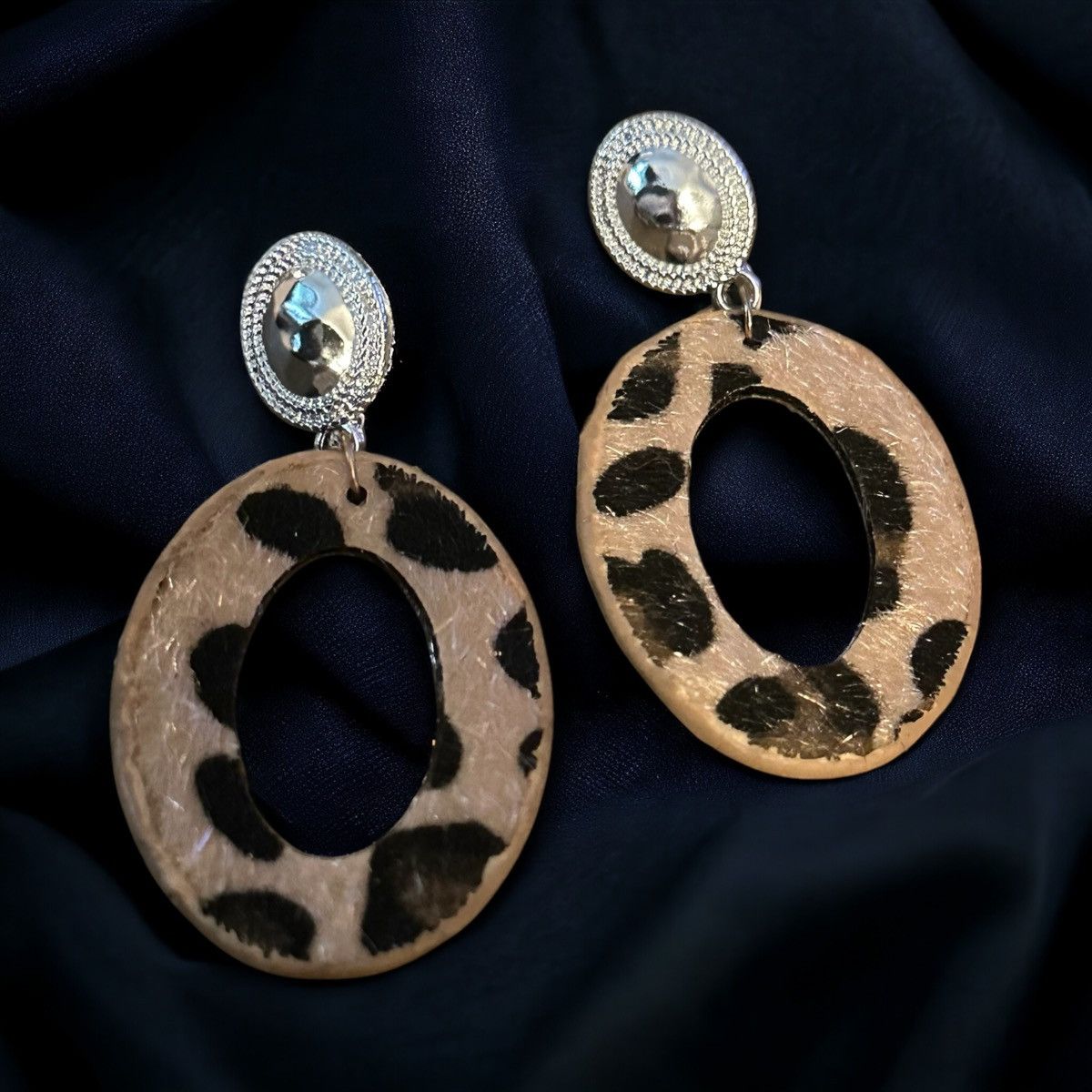 Other Suede leopard print oval hoop earrings Size ONE SIZE - 1 Thumbnail