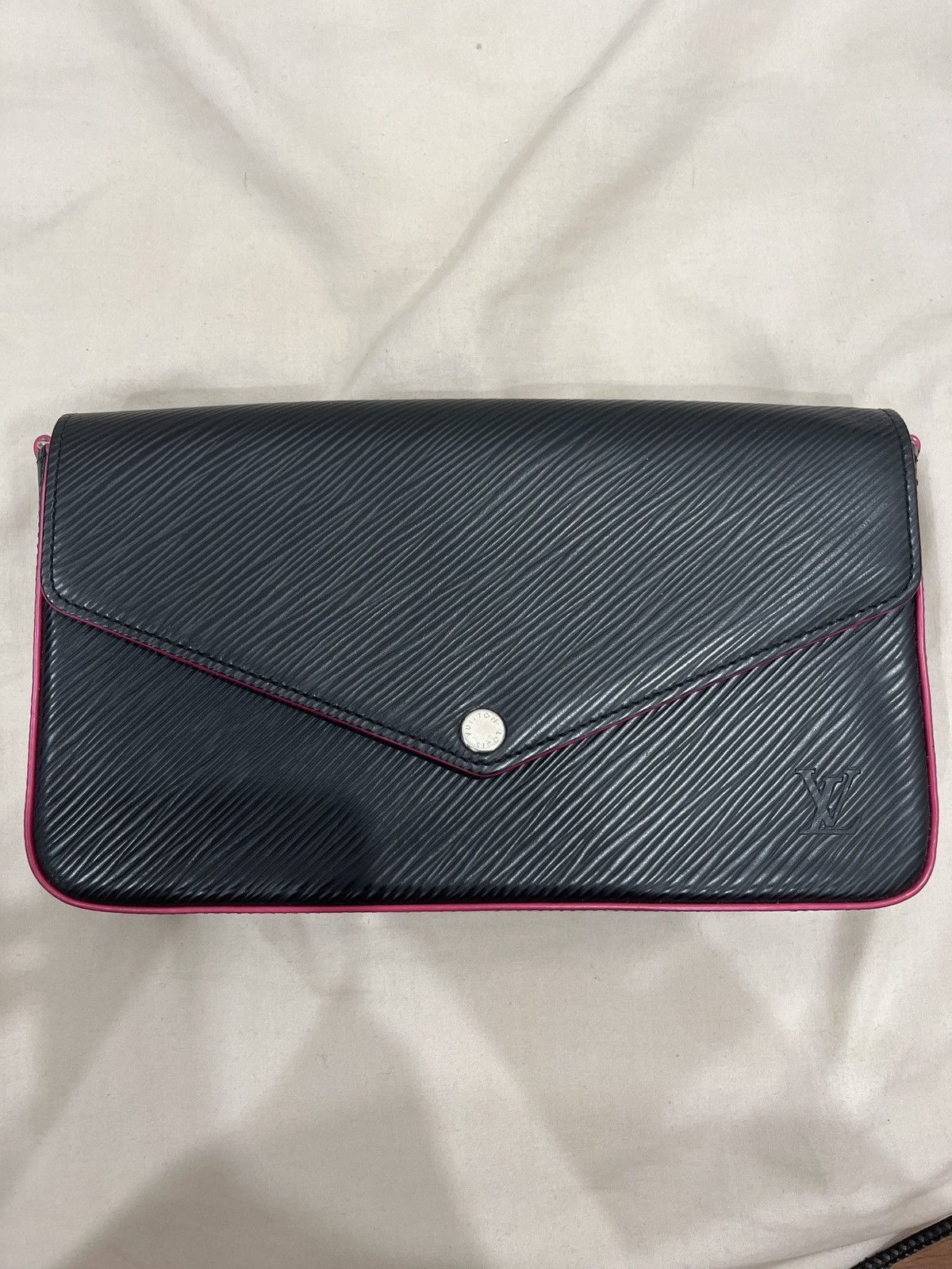 Louis Vuitton Louis Vuitton Epi Black Crossbody Bag Size ONE SIZE - 1 Thumbnail