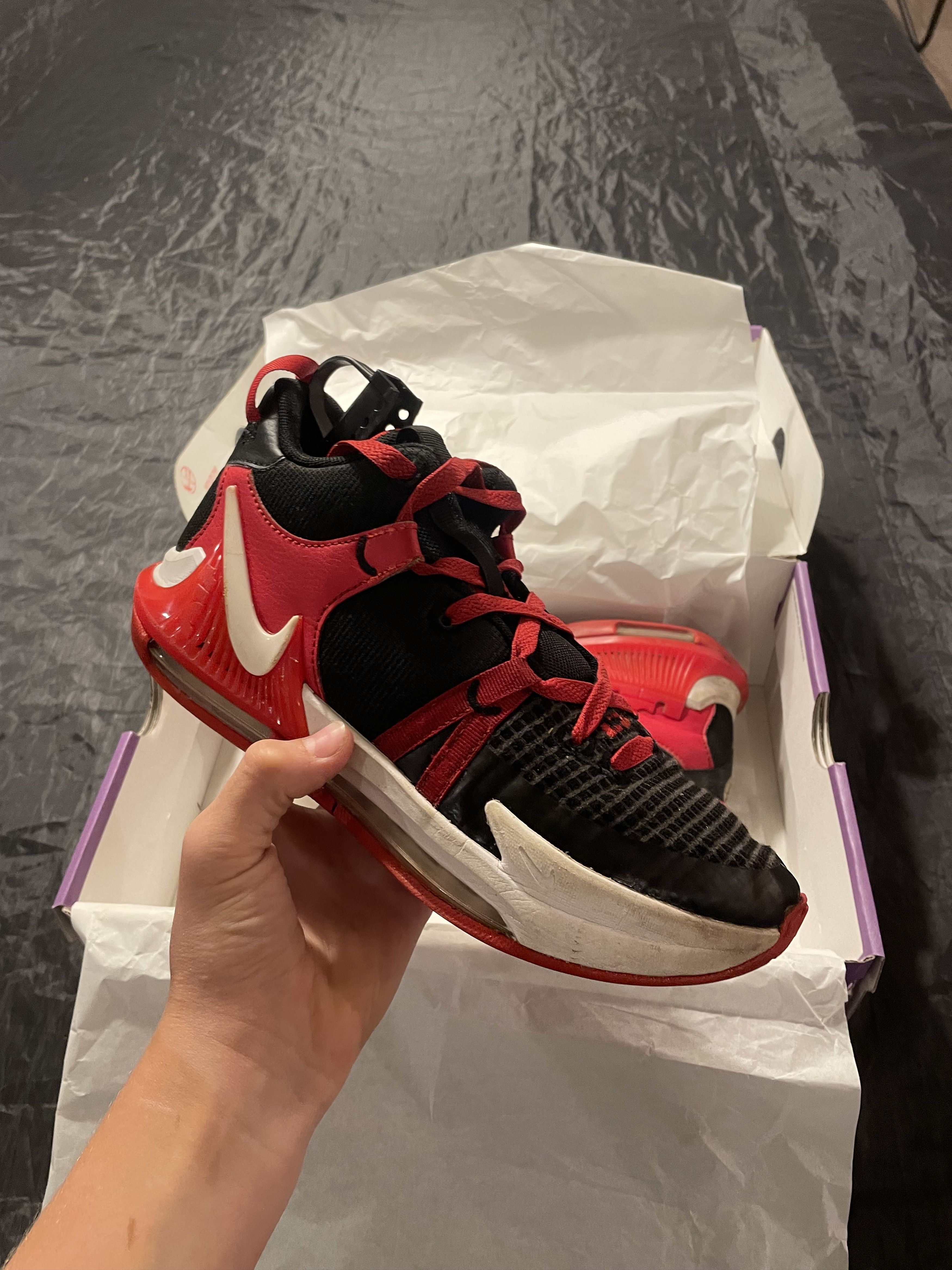 Nike LeBron Witness 7 Breds (6.5 Gradeschool) Size US 6.5 / EU 39-40 - 1 Thumbnail