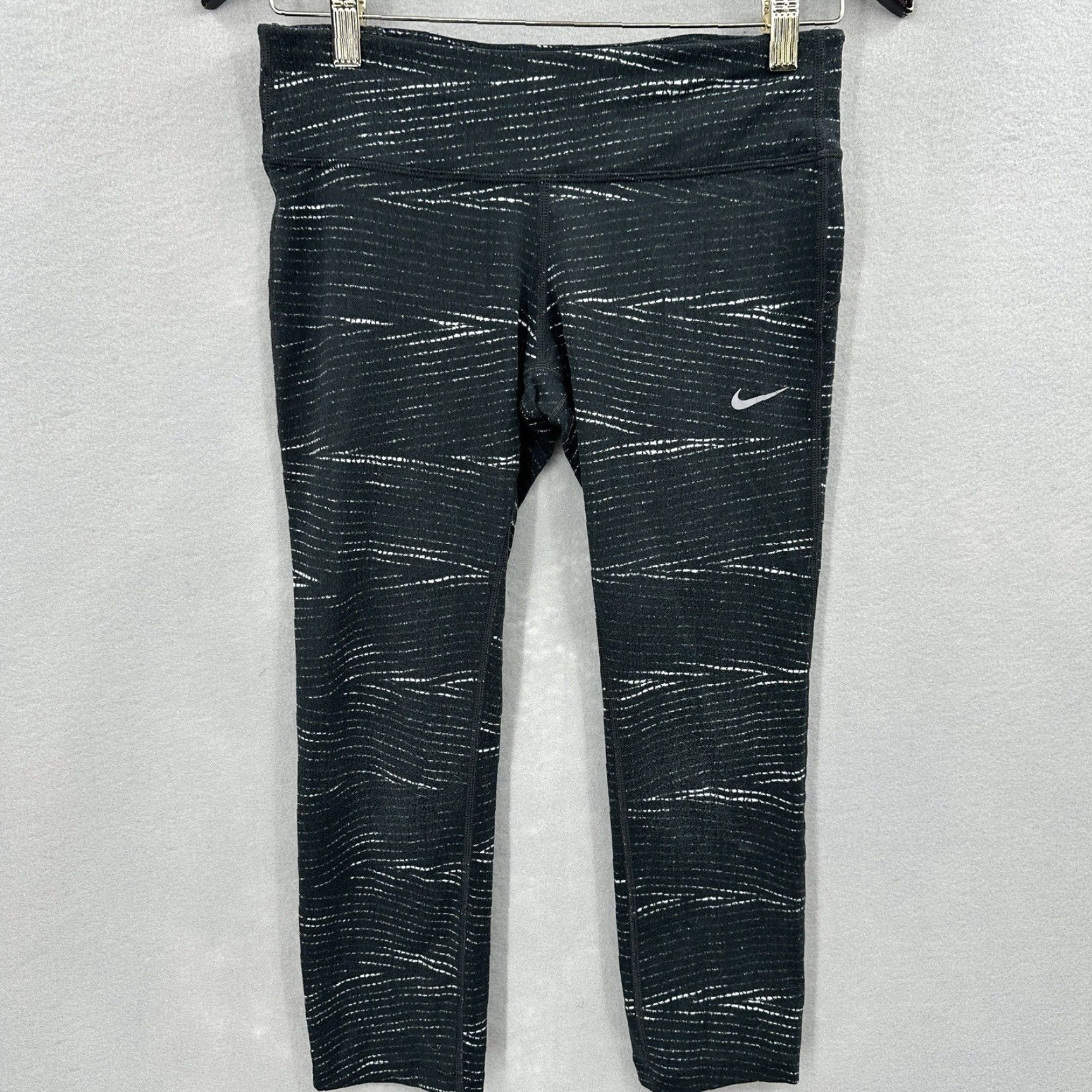 Nike Nike Womens Pants S Cropped Training Straight Capri Black Polyester Blend Spandex Dri-FIT Athleisure Cropped Nike Dri-FIT Womens Pants 2020s Size 28" / US 6 / IT 42 - 4 Thumbnail