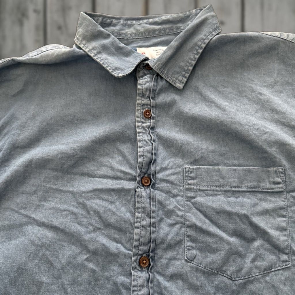 Old Navy Old Navy Everyday Shirt Mens XL Blue Chambray Built-In Flex Button Up Regular Size US XL / EU 56 / 4 - 1 Thumbnail