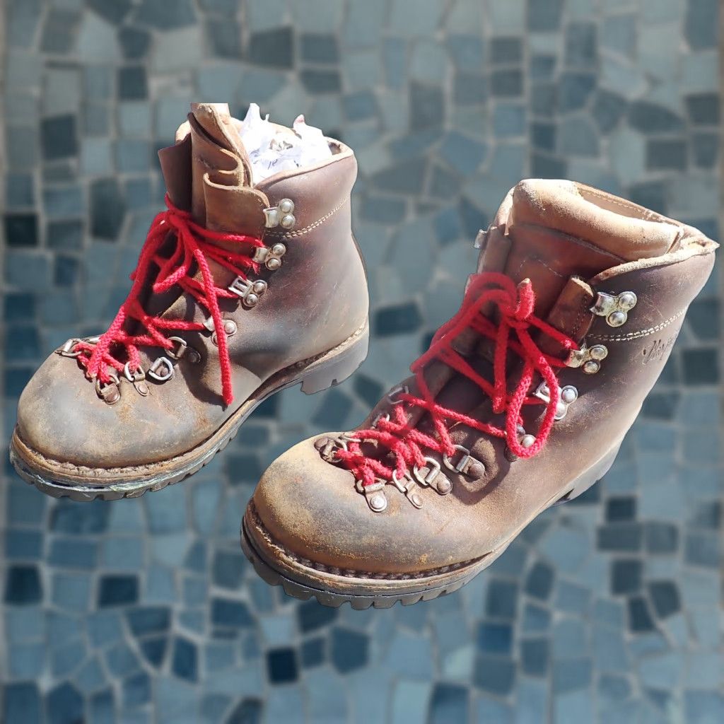Vasque VINTAGE Vasque Leather Hiking Boots Mens 9 Brown 1982 80s 90s Distressed Leather Upper Leather Lining Leather Sole Read Size US 9 / EU 42 - 1 Thumbnail
