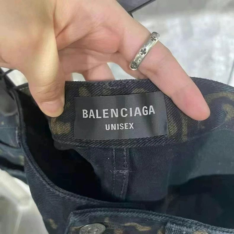 Balenciaga Balenciaga size L Graffiti Print Shorts Size US 27 - 3 Thumbnail