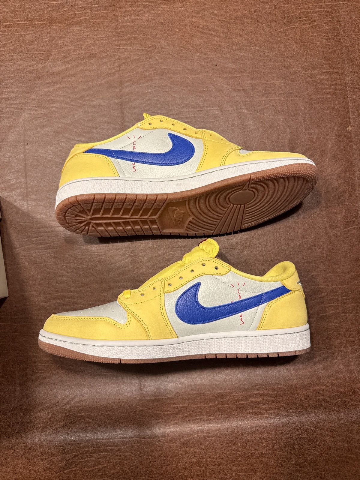 Nike travis low canary size 12.5 women Size US 12.5 / EU 45-46 - 3 Thumbnail