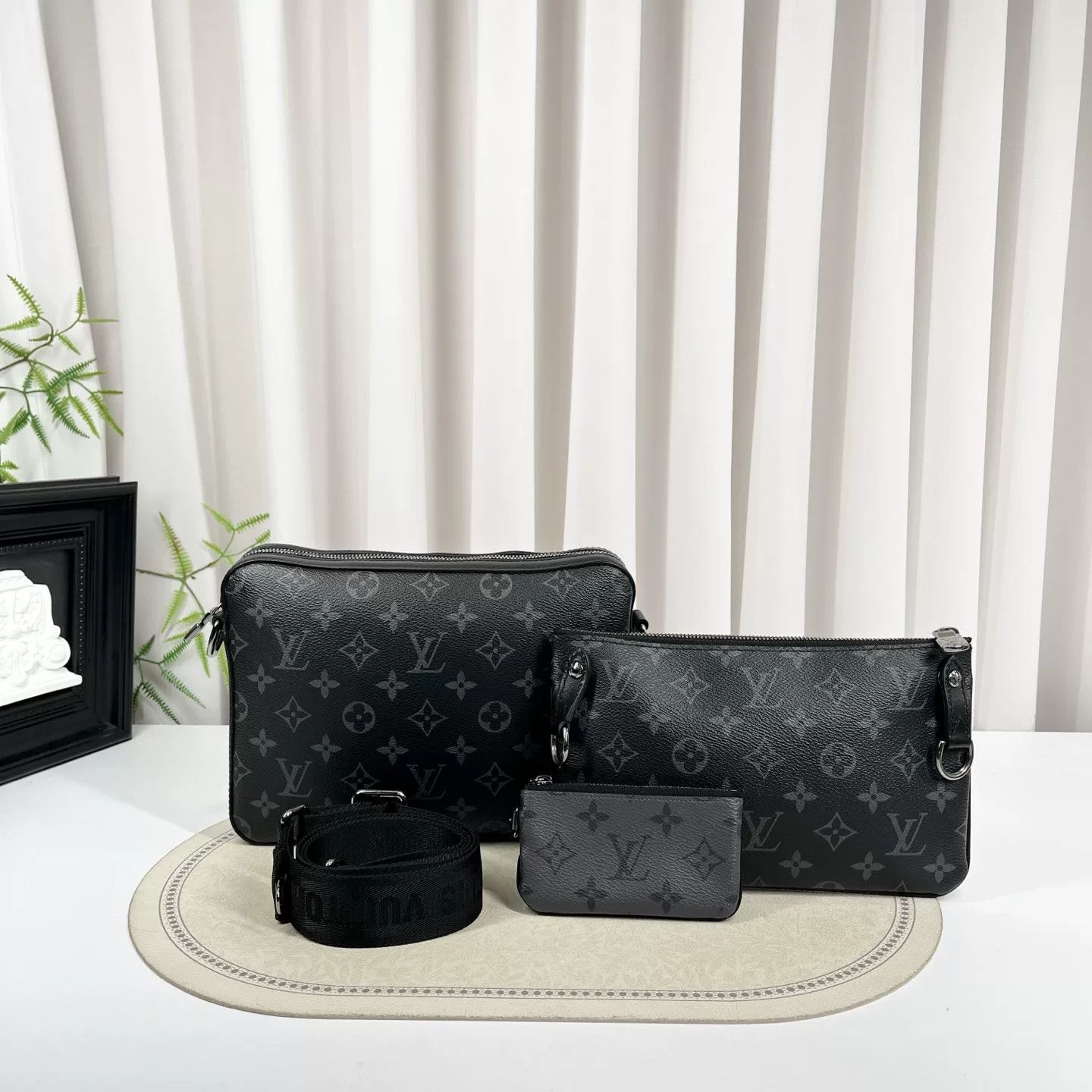 Louis Vuitton Pre-loved Bag Very good condition Size ONE SIZE - 1 Thumbnail