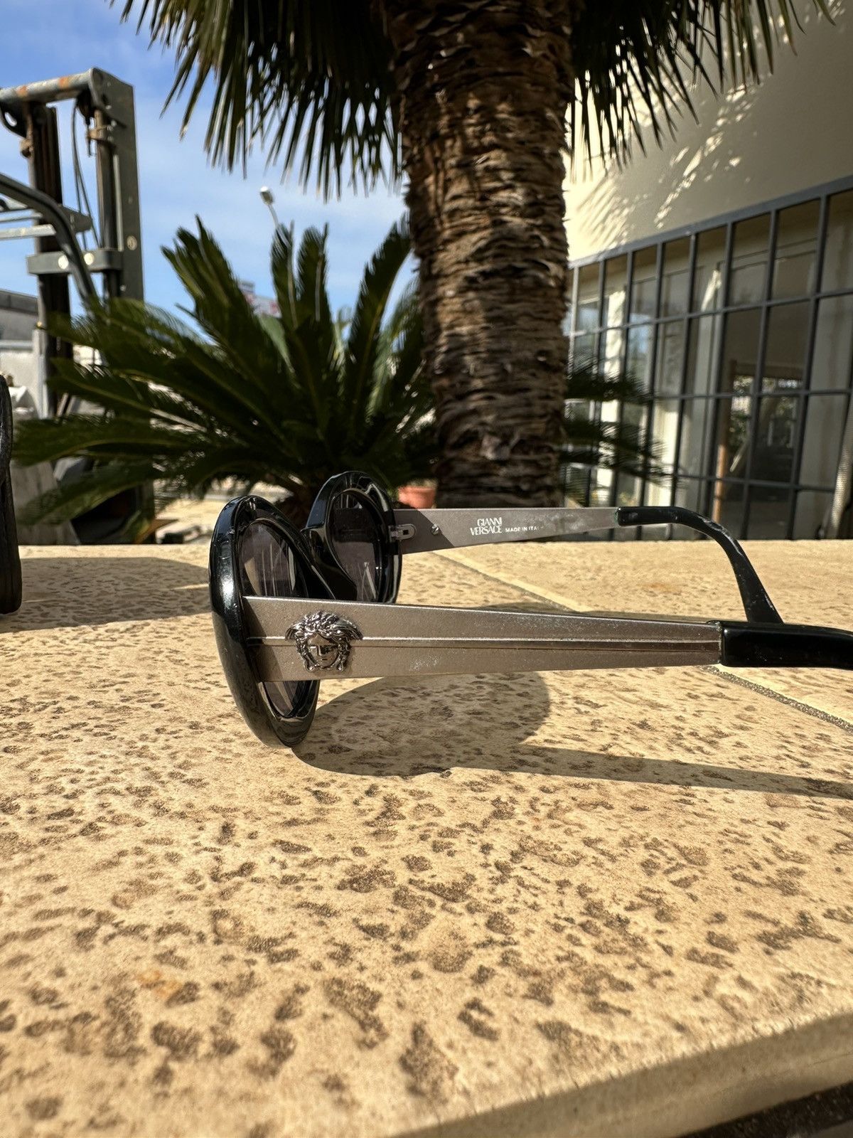 Versace Gianni Versace Sunglasses Vintage Grey/Black Medusa mod.402 Size ONE SIZE - 6 Thumbnail