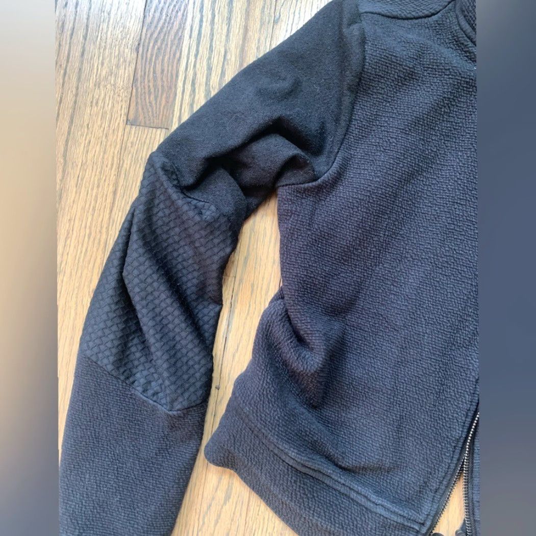 Gymshark **Gymshark Women's Black Cropped Zip Up Hoodie** User: **Gymshark Women's Black Cropped Zip-Up Hoodie** Size M / US 6-8 / IT 42-44 - 2 Thumbnail