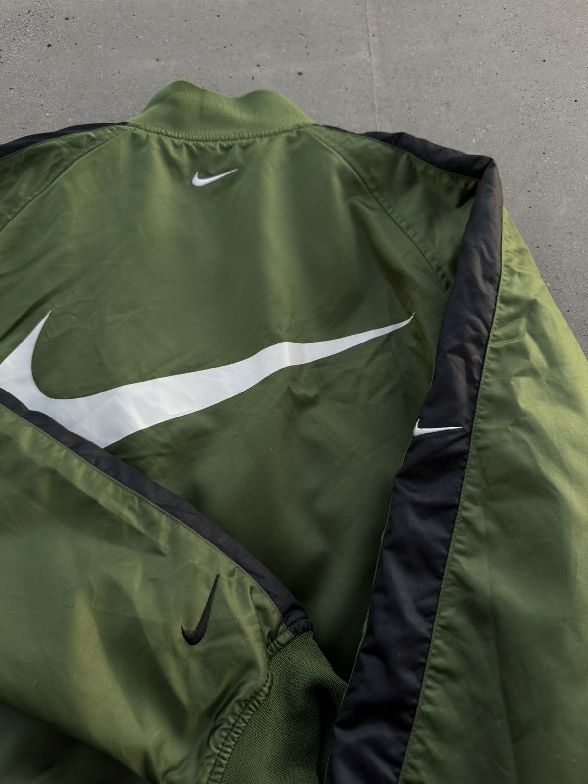 Nike Nike Big logo revers-able SWOOSH Light bomber Jacket Size US M / EU 48-50 / 2 - 2 Thumbnail